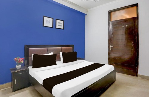 Sainik Farm Hotel | Townhouse Super A Square Residency Near Saket Metro Delhi