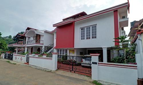 Dechoor Hotel | Treebo Avyukta Stay 5 min to Madikeri Fort