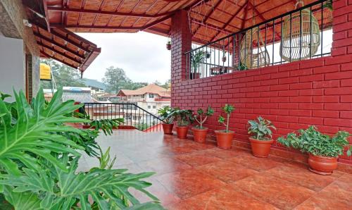 Dechoor Hotel | Treebo Avyukta Stay 5 min to Madikeri Fort