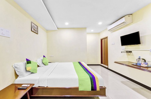 White Town Hotel | Treebo B Coral, 2 Km From Promenade Beach