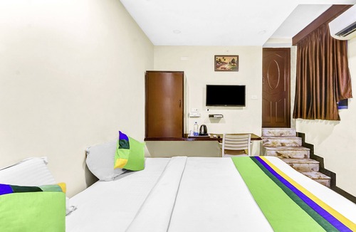 White Town Hotel | Treebo B Coral, 2 Km From Promenade Beach