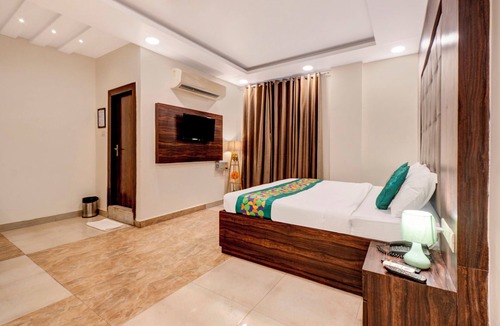 Alambagh Hotel | Treebo Masterprice Inn - 15 Mins From Airport