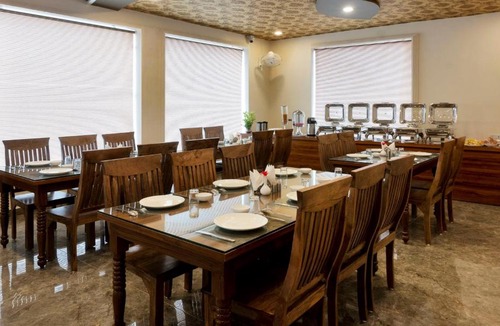 Pushkar Hotel | Treebo Premium Royal Amar With Mountain View and Swimming Pool