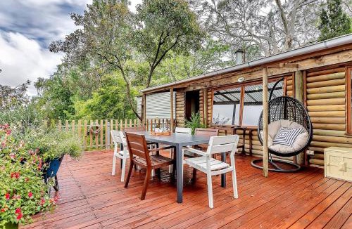 Crafers West House | Treetop Sanctuary - Serene Cottage near Mount Lofty