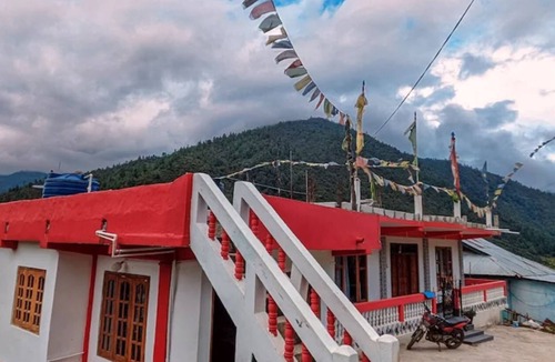 Bomdila Bed & Breakfast | TRIPLE BED DELUXE ROOM