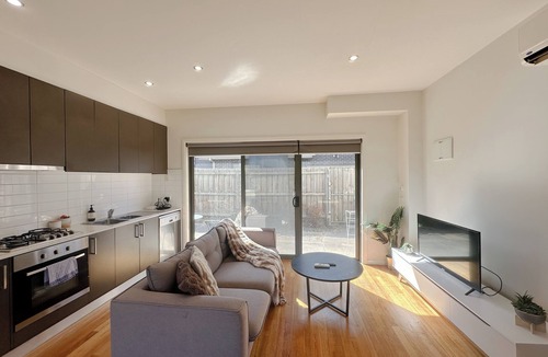 Glenroy House | Two bedroom Glenroy Townhouse with Garage WIFI