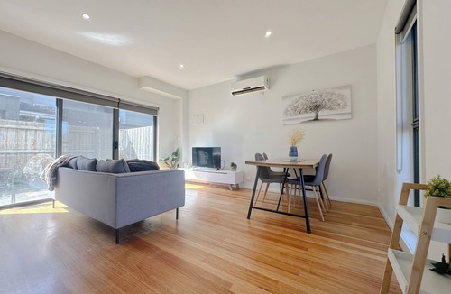 Glenroy House | Two bedroom Glenroy Townhouse with Garage WIFI
