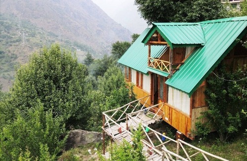 Banjar Ski Chalet | Unique Tree House with Bathtub & Panoramic Himalayan Views