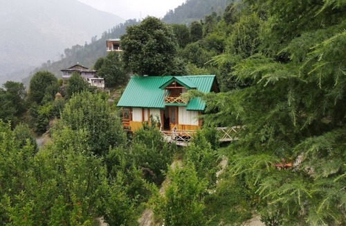 Banjar Ski Chalet | Unique Tree House with Bathtub & Panoramic Himalayan Views