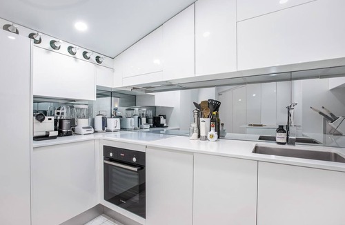 Kirribilli Apartment | Upscale Studio in Kirribilli with private Terrace