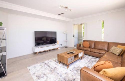 Perth House | Urban Retreat CBD Perth House 4BR 3BA 2PK SLEEP 8!