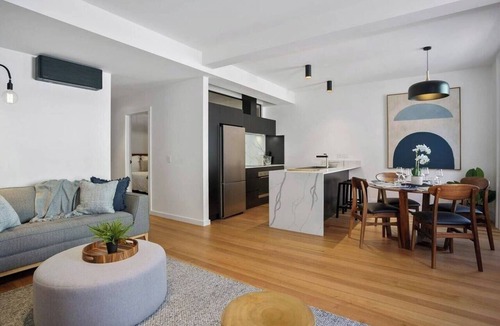 Hobart Central Business District Apartment | Vintage Suite at Saddlers Embrace a Cafe Lifestyle