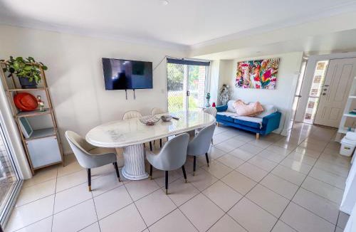 Runcorn House | Vista Air conditioned Holiday Dream Castle Youth Hotel