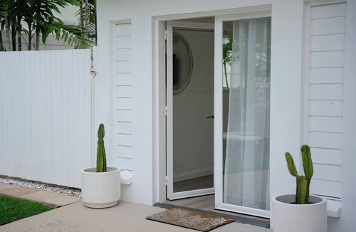 Kewarra Beach House | Wai Tui Villas, couples getaway-4min walk to beach