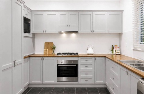 Quarry Hill House | Walk to Bendigo CBD | Heated Pool | Outdoor Fire | Family-Friendly Victorian