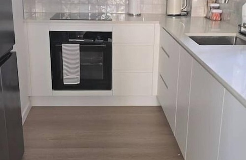 North Ward Apartment | Walk to the beach - 3 Bed-2 carparks in North Ward