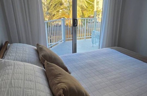 North Ward Apartment | Walk to the beach - 3 Bed-2 carparks in North Ward