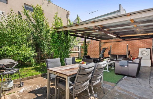 Richmond North House | Walk to the MCG AAMI Park - Free Late Checkout Great Location & Backyard