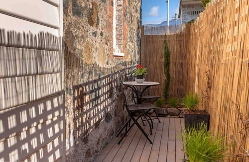 Hobart Central Business District Villa | Warm, Inviting & Luxurious The Barn