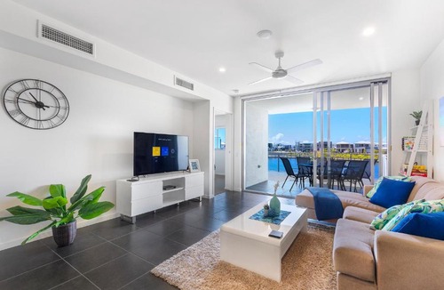 Birtinya Apartment | Waterfront Retreat Lake Birtinya
