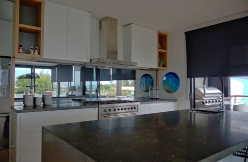 Cape Woolamai House | Waters Edge Rest, Lux Couples and Small Family Retreat 2 min walk to beach