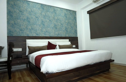 Maninagar Hotel | Welcoming 11-bedroom hotel with AC in vibrant Ahmedabad