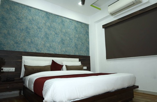 Maninagar Hotel | Welcoming 11-bedroom hotel with AC in vibrant Ahmedabad