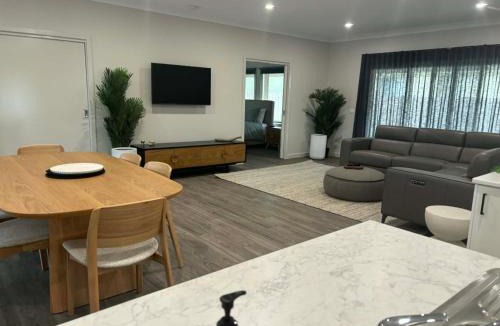 Welshpool House | Welshpool - Port Welshpool Retreat - Family Group Friendly - Sleeps up to 6 - Boaters Retreat - All Accessible