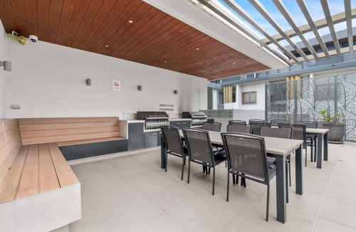 West End Apartment | West End Flat with Pool and BBQ Access