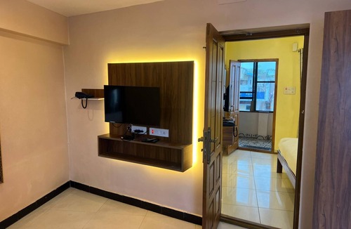 Kalapettai Hotel | White Yellow Residency