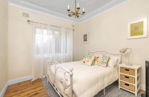 Bundanoon House | Willow Tree Cottage in Bustling Creative Bundanoon