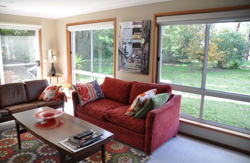 Woodend Apartment | Woodlands Getaway in the heart of the Macedon Ranges