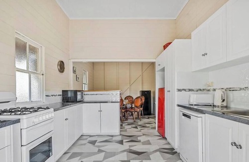 Rockhampton House | Work-Friendly Cottage | 3 Bathrooms + Parking