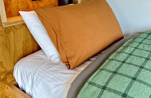 Bethanga Cabin | Yabbarin Lux Lodge Bethanga - Two bedroom luxury barn style cabin