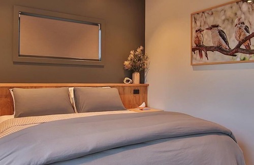 Bethanga Cabin | Yabbarin Lux Lodge Bethanga - Two bedroom luxury barn style cabin