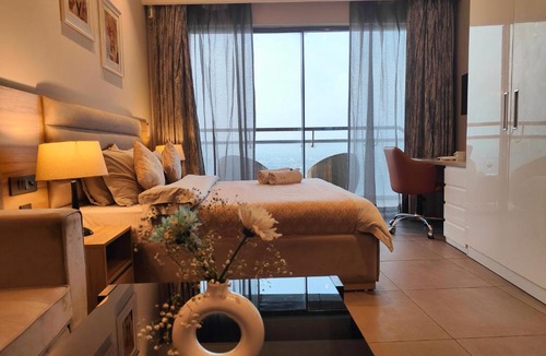 Noida Apartment | Yamuna View Studio Apartments with Pvt Kitchenette, near Indraprastha Apollo and Max Hospital Noida