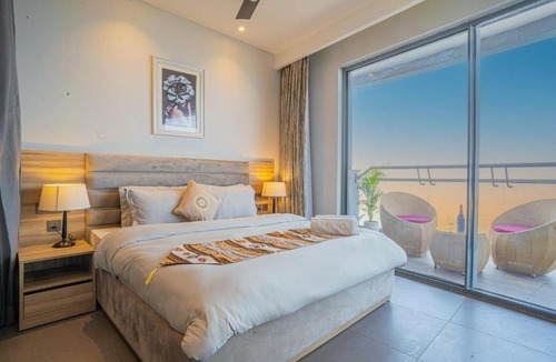 Noida Apartment | Yamuna View Studio Apartments with Pvt Kitchenette, near Indraprastha Apollo and Max Hospital Noida