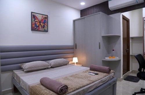 Serilingampally Apartment | Yendluri's- QueenBed Room-28 Kondapur, Gachibowli