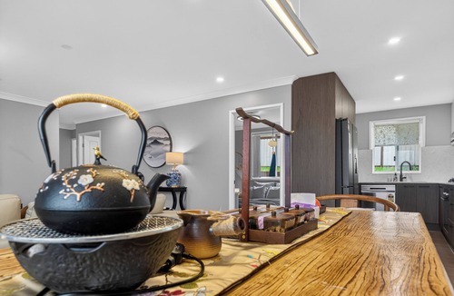 Ambarvale House | Zen Oriental Retreat-4BR New Home for 8-near Campbelltown Hospital