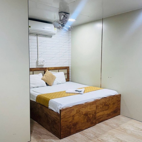 Adorable 1-bedroom hotel with AC in vibrant Mumbai