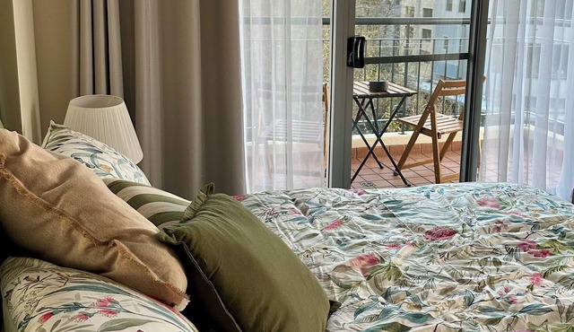 1 bedroom apartment, walking distance to Optus onsite parking , pool available. in Perth