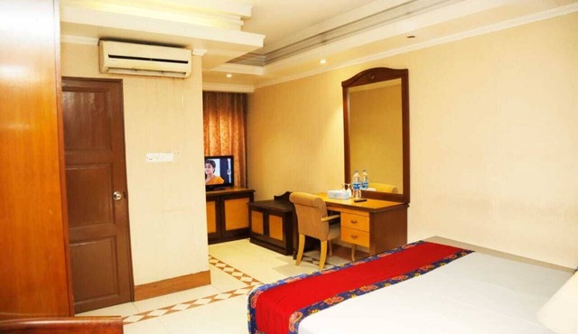 1-bedroom hotel in enchanting Dhaka with fitness room and AC in Dhaka