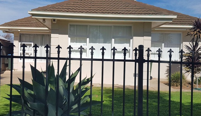10 min to CBD 1950s retro home in Adelaide North