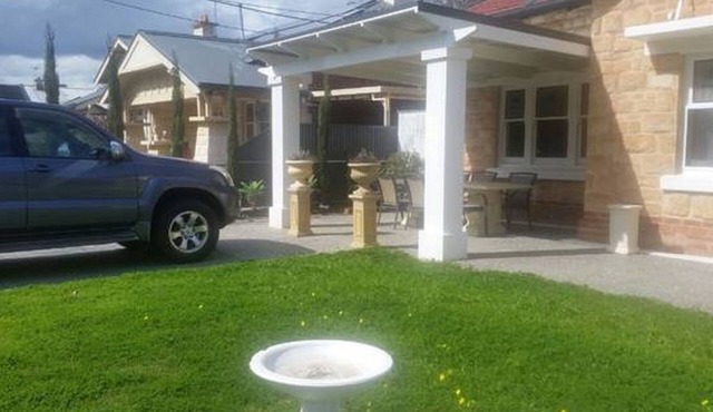 10 min to CBD passing Adelaide Oval CBD. This is a Gentlemans bungalow in Prospect