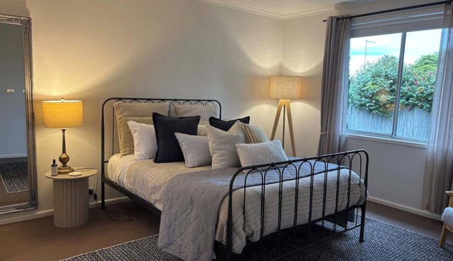 100m Highton Village - Peaceful 2 Bedroom in Highton