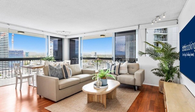 12th Floor Riverfront Retreat Views Walk to Beach in Surfers Paradise