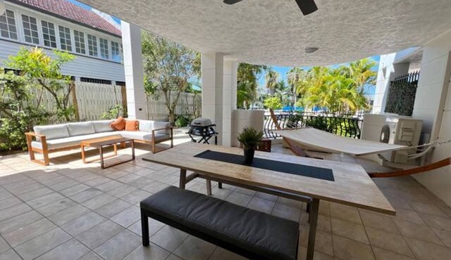 2-Bed Unit with Large Backyard, BBQ & Parking in South Brisbane