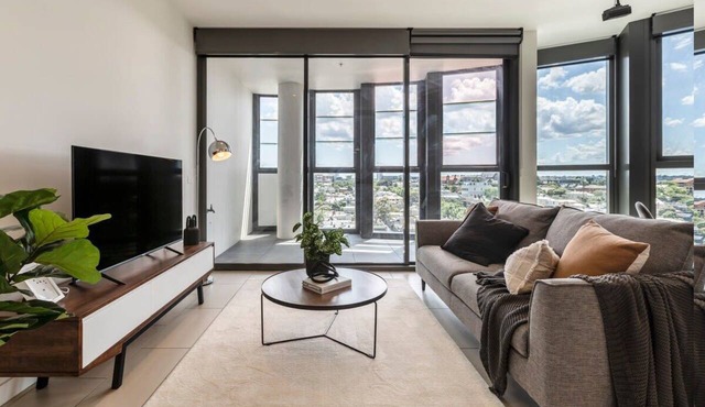2 Bedroom/2 Bathroom – WALK to the MCG! in Cremorne
