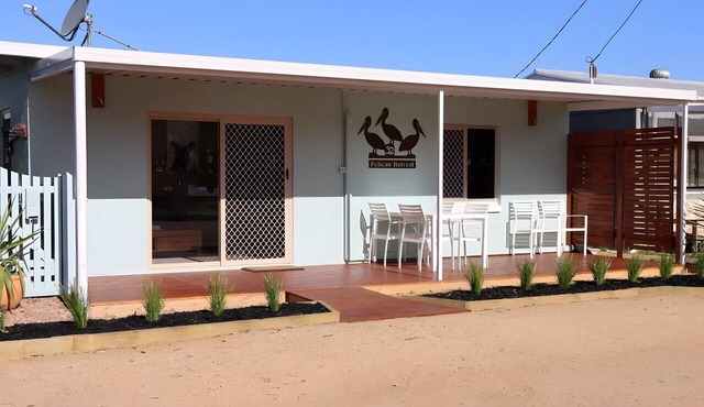 2 bedroom pet friendly cottage right next to the lake in Barmera