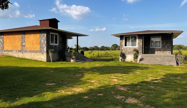 2-bedroom Zazen farmhouse with outdoor pool in Beawar Enjoy hikes and temples